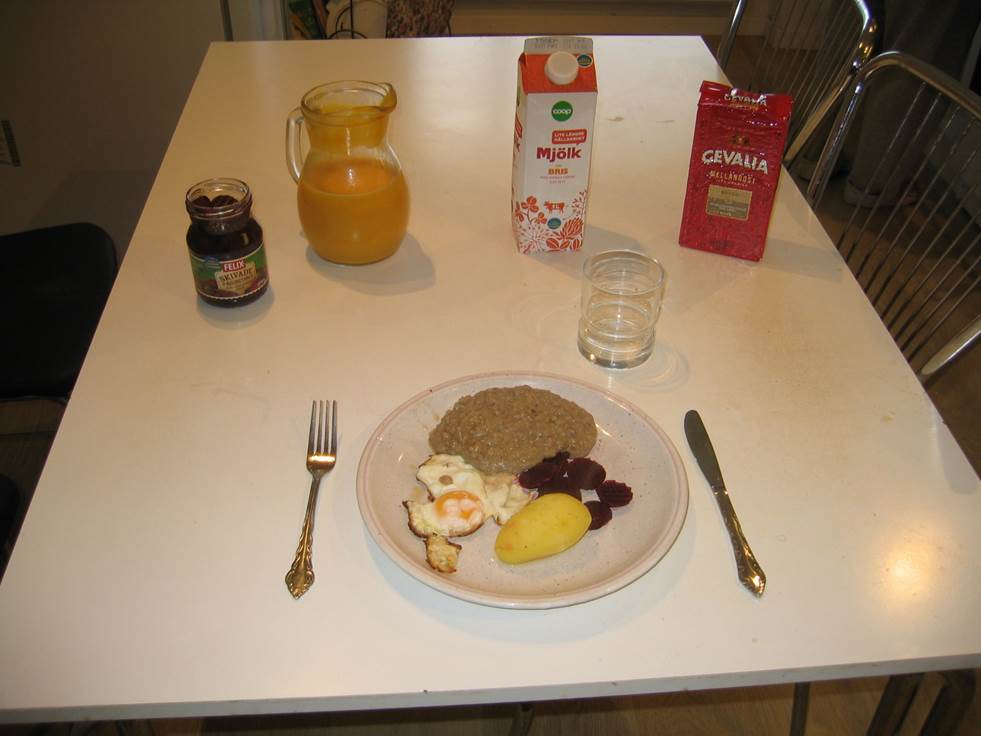 En bild som visar bordsservis, inomhus, mat, Matlagningsredskap

Automatiskt genererad beskrivning