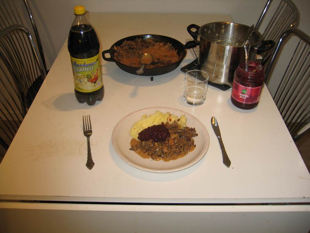 En bild som visar inomhus, mat, bordsservis, mltid

Automatiskt genererad beskrivning