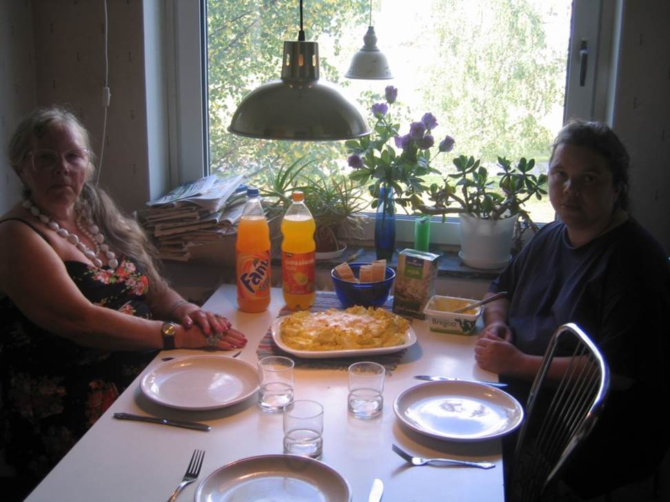 En bild som visar person, mbler, bord, bordsservis

Automatiskt genererad beskrivning